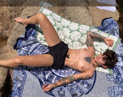 Vasilika Halastras desnudo solo pasa las fotos