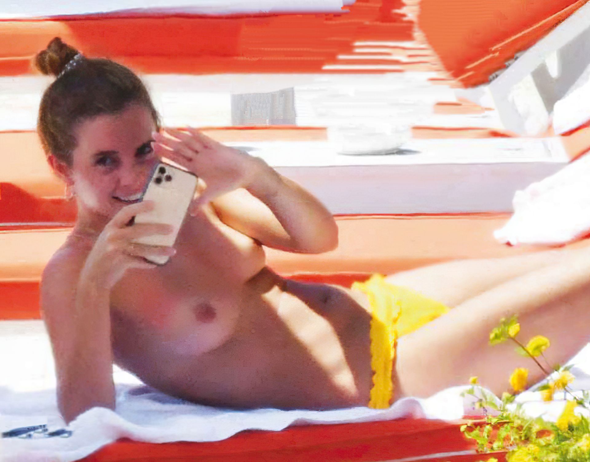 Mira a Emma Watson desnuda en topless