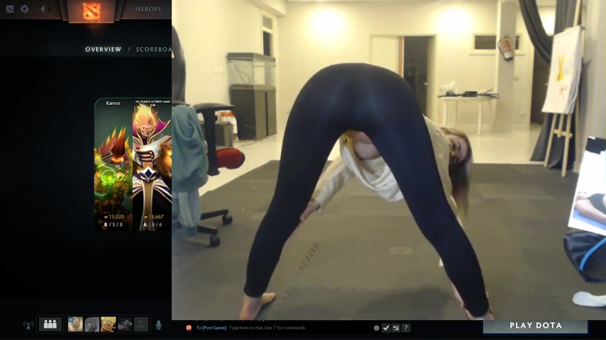 Mira a una streamer haciendo pose de yoga con el busto al descubierto en Porno dominicano